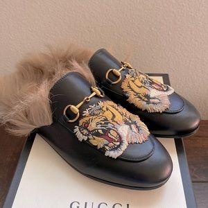 Women’s Gucci tiger embroidery Princetown with fur